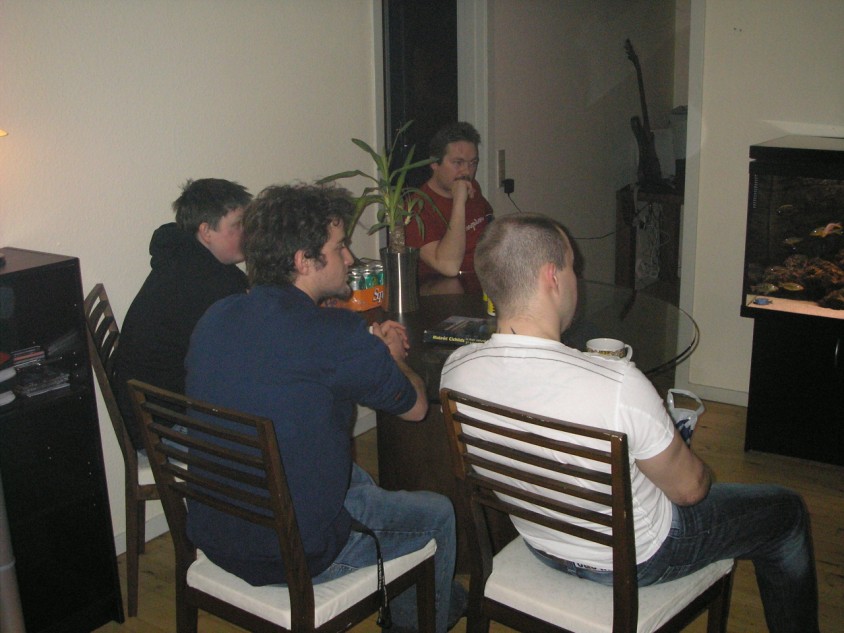 Her sidder de fremmødte og kigger på Dennis' akvarie