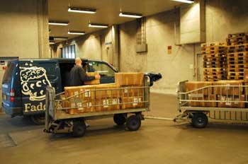 Kasserne er kørt frem af SAS personalet, og Lars er i gang med at læsse den ene vogn.