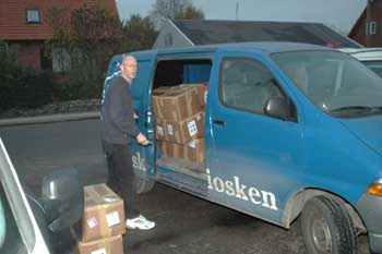 Fremme ved CC er Lars i gang med at aflæsse og sortere kasserne.