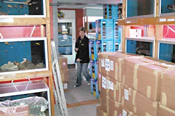  Kasserne hober sig op. Dorthe haster forbi, det hele foregår i åbningstiden!