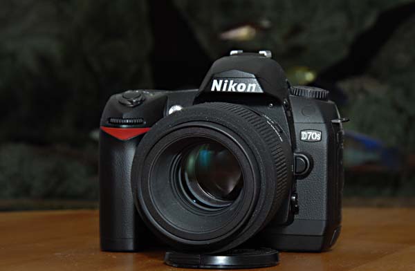 Et typisk DSLR, her påmonteret et 105mm macroobjektiv, ideelt til akvariefotografering